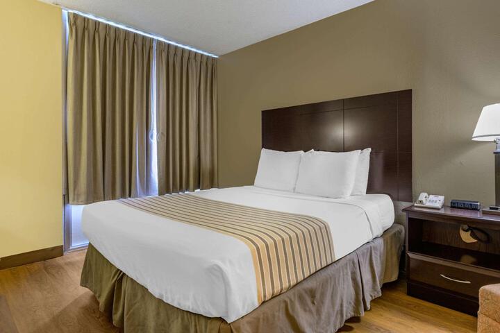 1 Queen Bed Accessible (5 of 15)