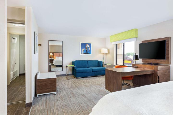 1 King Bed (4 of 17)