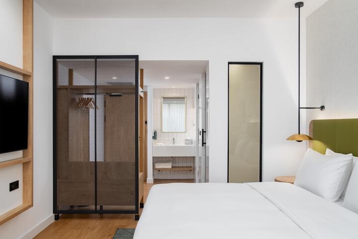 Room 26 of 83