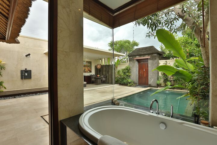 Deep soaking bathtub