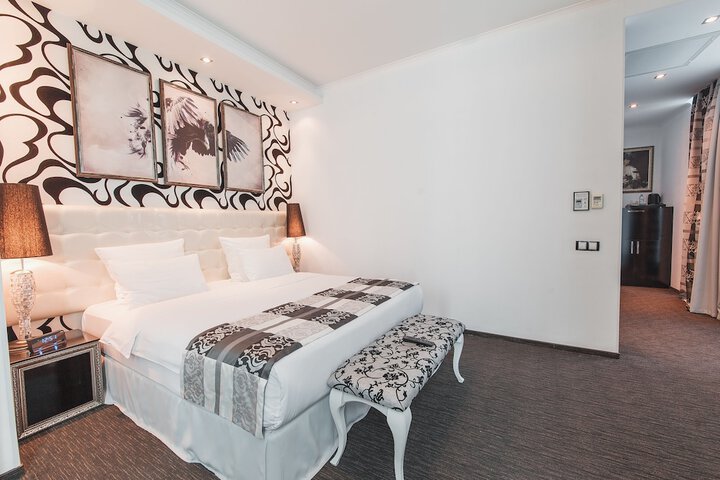 Room 33 of 48