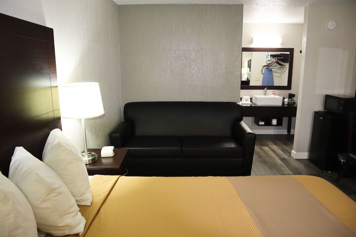 1 King Bed (14 of 17)
