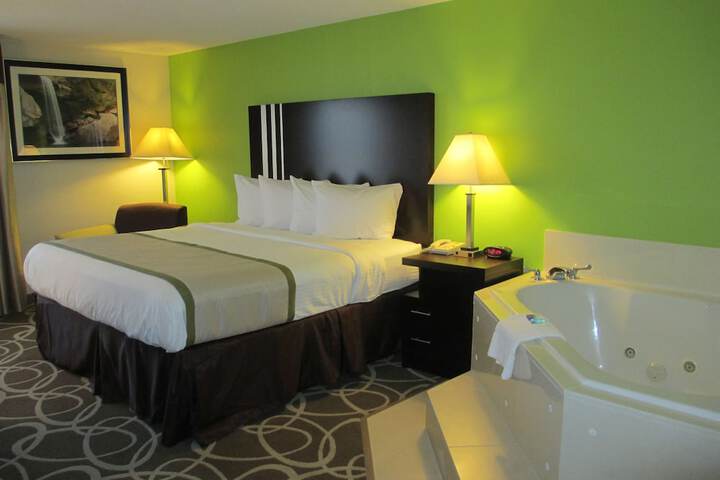 1 King Bed Sofa Chair Refrigerator Full Breakfast (7 of 13)