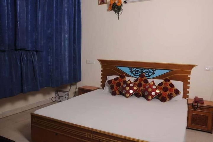 Room 9 of 19