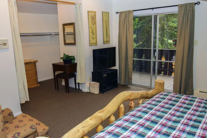 Room 4 of 10