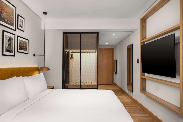 Room 30 of 62