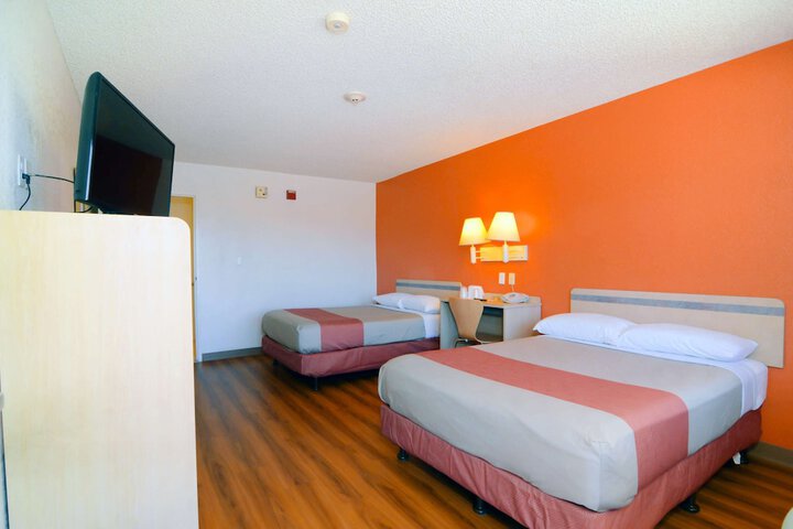 1 Queen Bed (5 of 9)