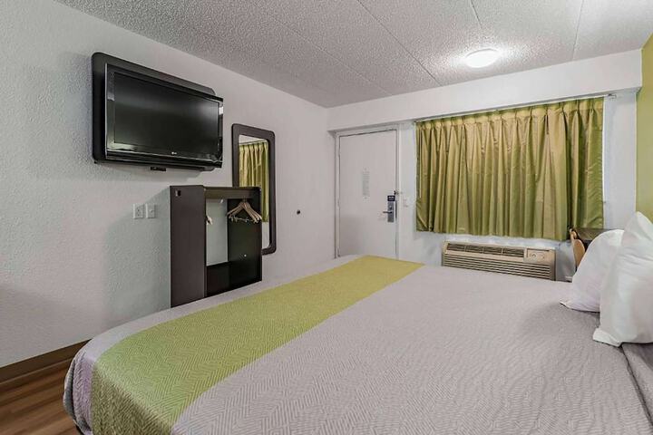 1 King Bed (10 of 10)