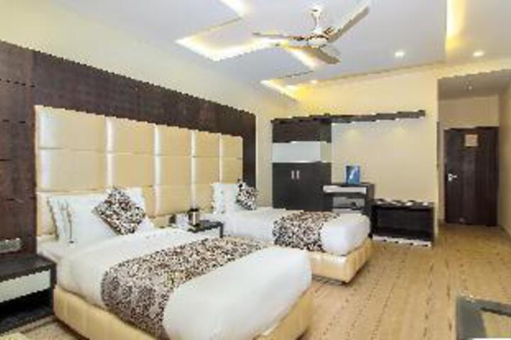 Capital O Hotel Moments Near Phoenix United Lucknow