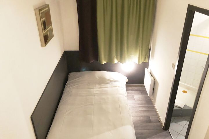Room 10 of 27