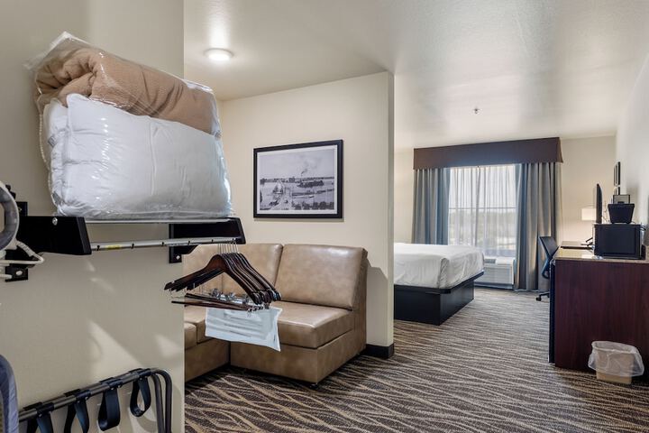 Studio Accessible King Size Bed (11 of 20)