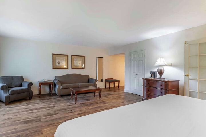 1 King Bed (10 of 23)