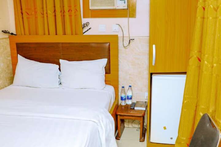 Room 6 of 24