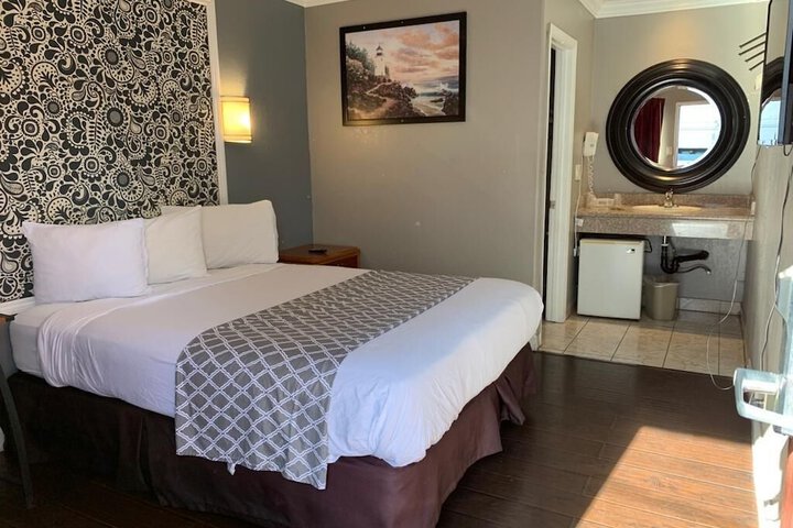 Basic Room 1 Queen Bed (1 of 3)