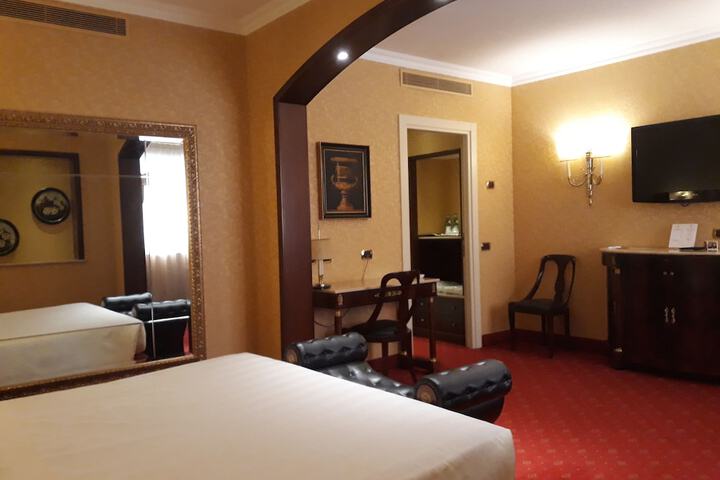 Room 9 of 28