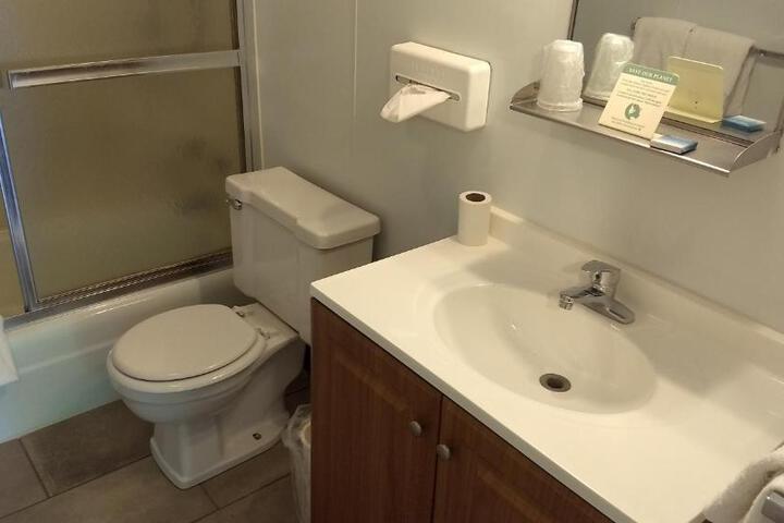Basic Double Room (5 of 5)
