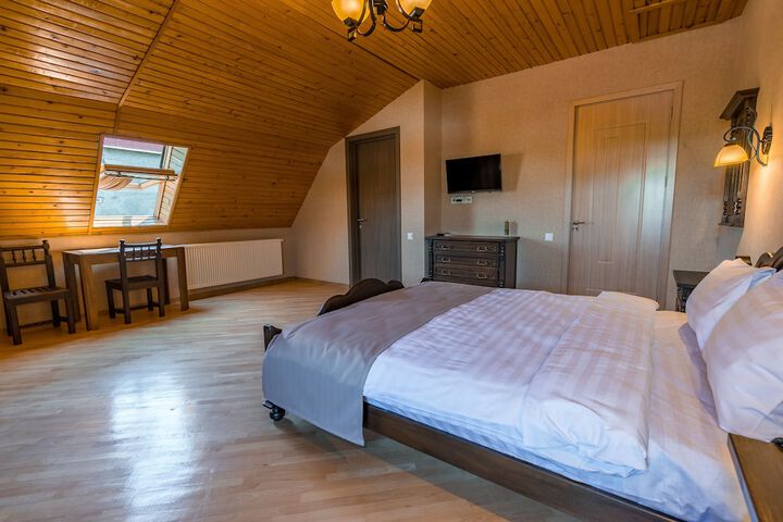 Room 33 of 86