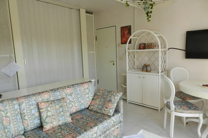 Room 2 of 16