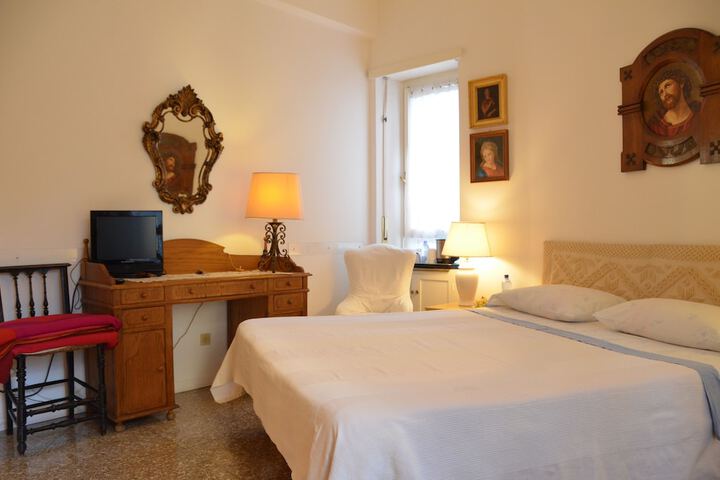 Room 5 of 6