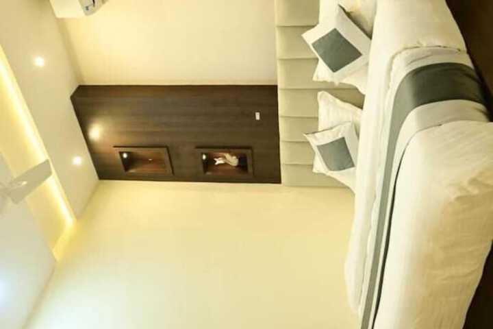 Room 12 of 48