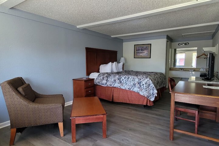 1 King Bed (5 of 16)
