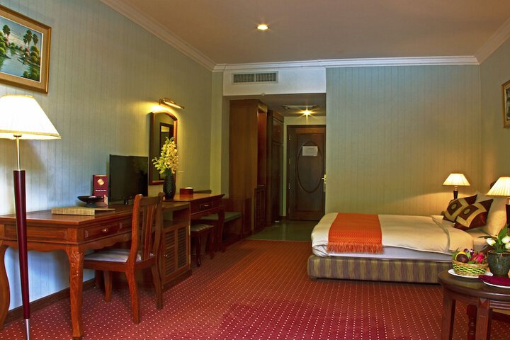 Room 32 of 65