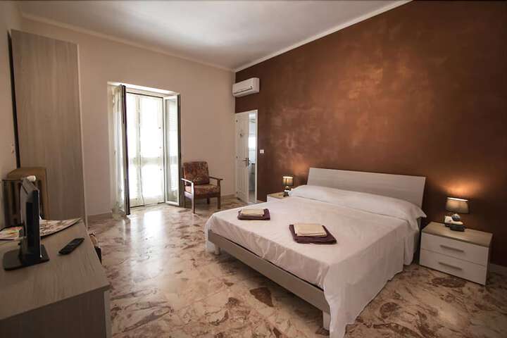 Room 4 of 8