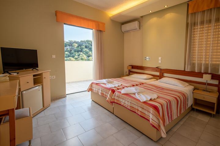 Room 3 of 28