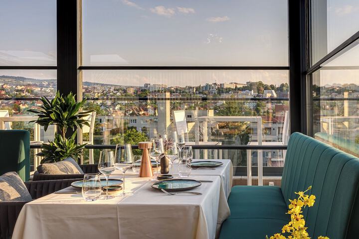 Dining 19 of 22