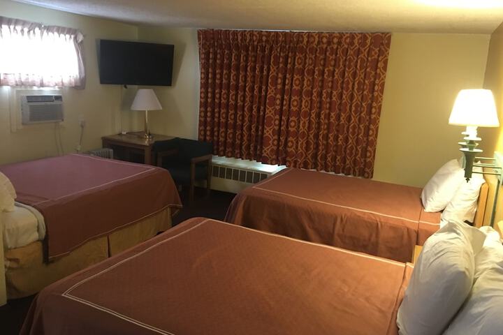 1 Queen Bed (10 of 14)