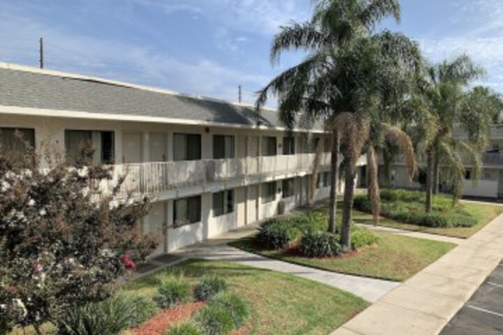 Hotel Exterior 11 of 15