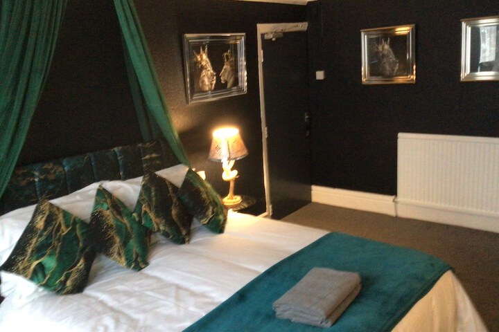 Room 6 of 10