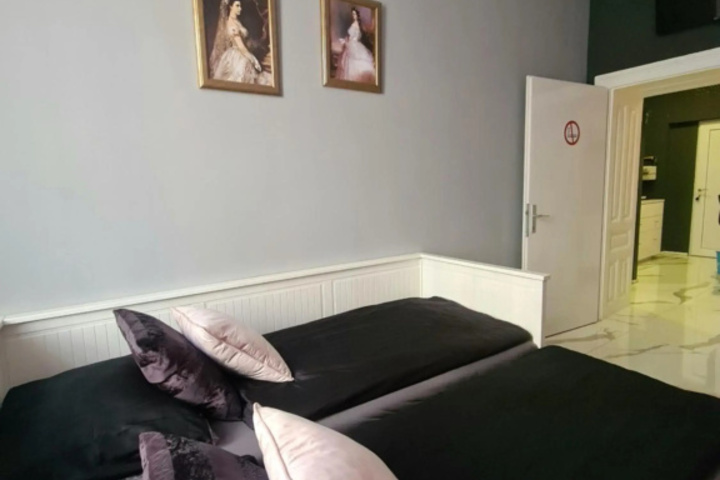 Room 5 of 11