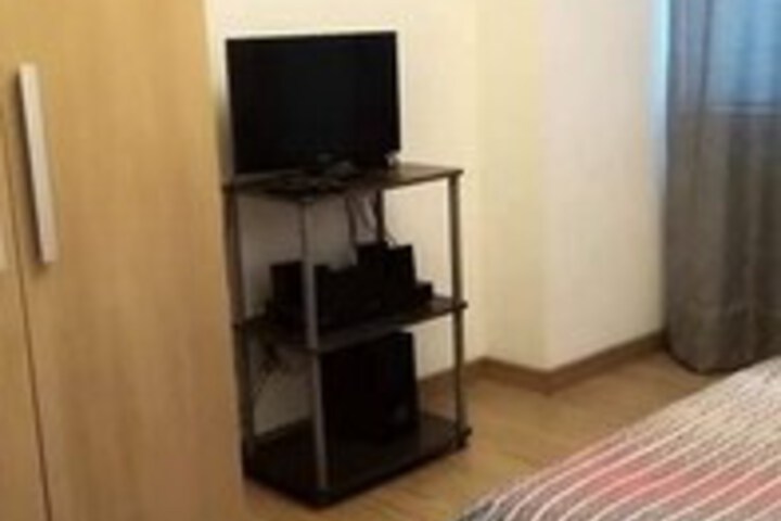 Room 8 of 12