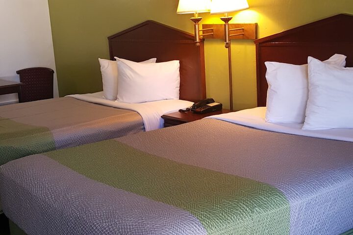 Efficiency 2 Queen Beds (4 of 13)