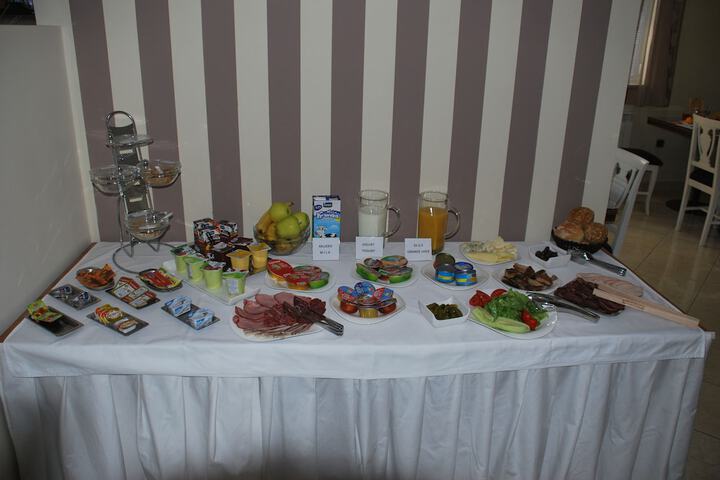 Dining 45 of 52