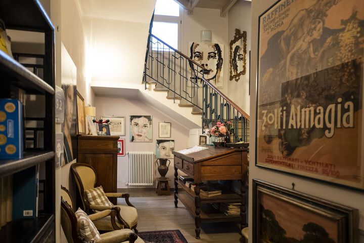 Lobby lounge