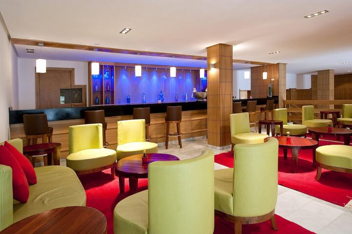 Lounge 31 of 46