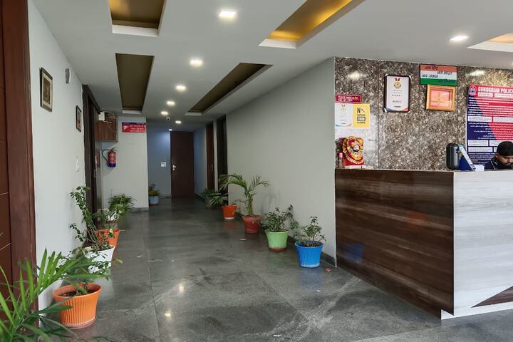 Ballroom/Hall 36 of 44