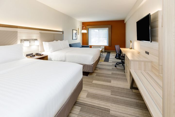 2 Queen Beds (2 of 5)