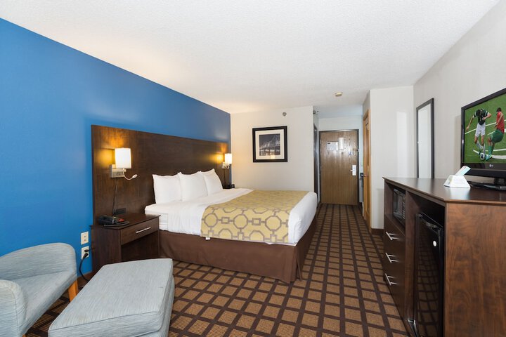 1 King Bed (4 of 18)