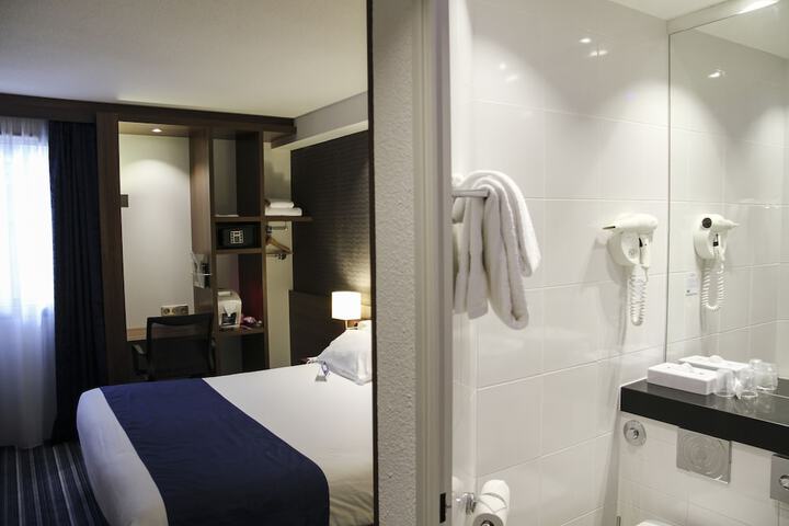 Room 5 of 50