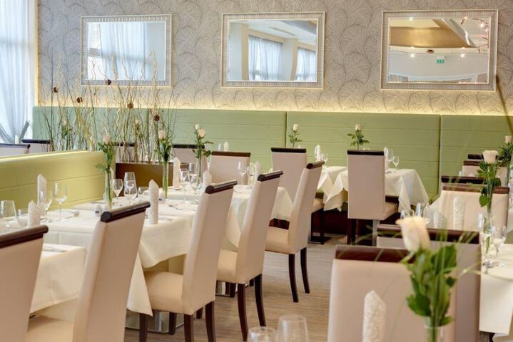 Dining 7 of 27