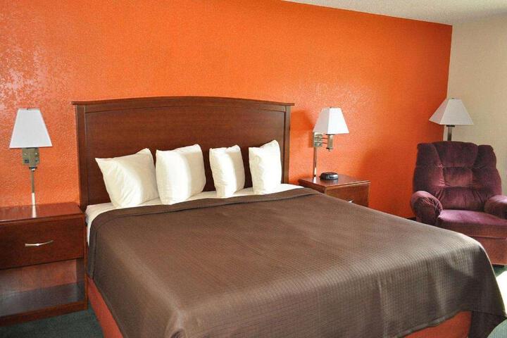 1 King Bed (2 of 6)