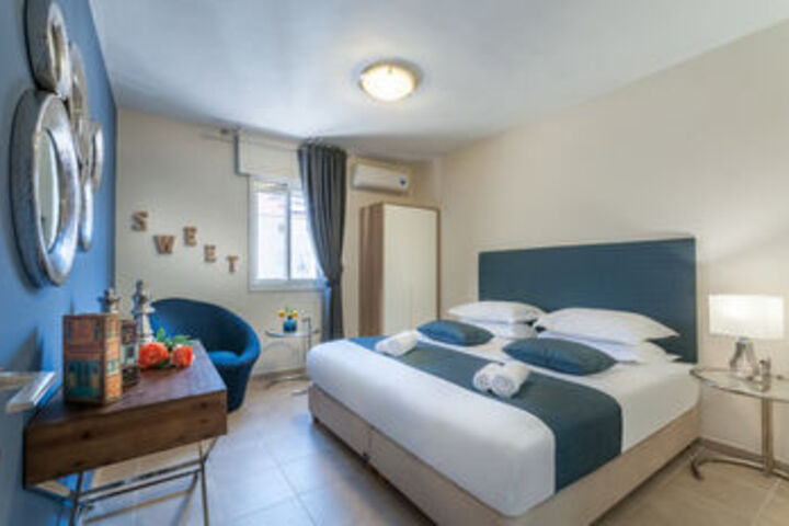 Room 10 of 28