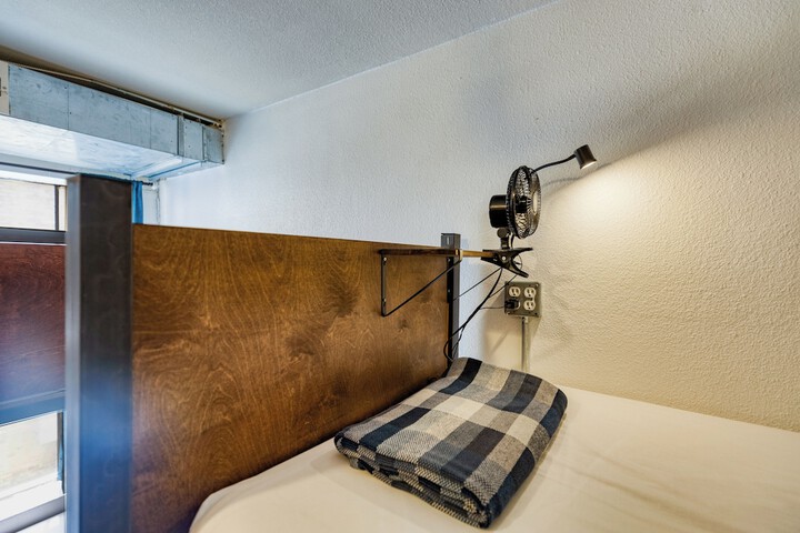 Room 16 of 65