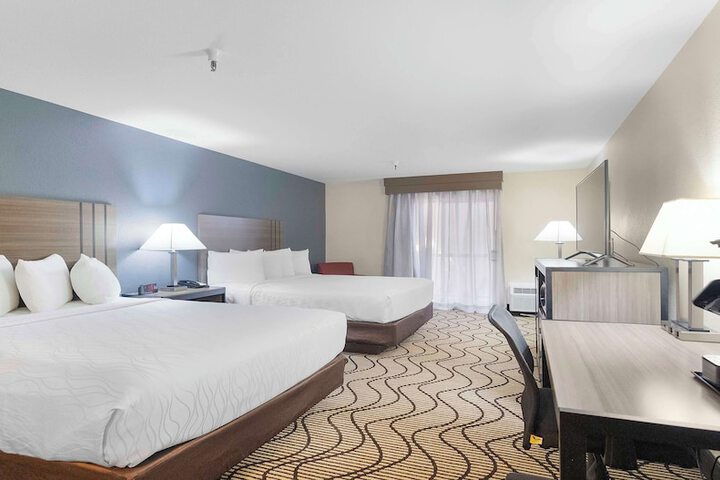 2 Queen Beds (3 of 6)
