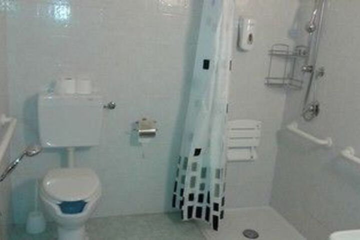 Room 4 of 76