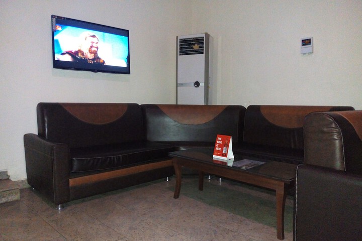 Lounge 18 of 24