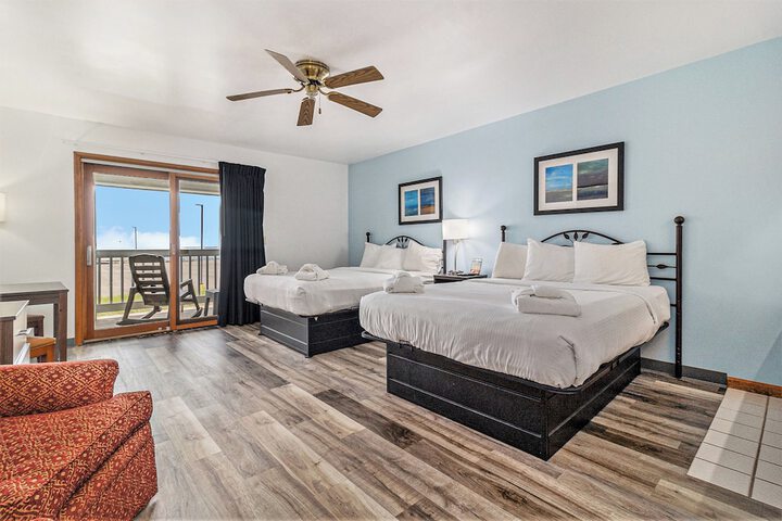 Economy Queen Bed Lake View Patio (4 of 82)